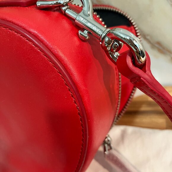 A true statement piece! This Marc Jacobs "The Heart" crossbody bag is vibrant, c - Picture 4 of 7